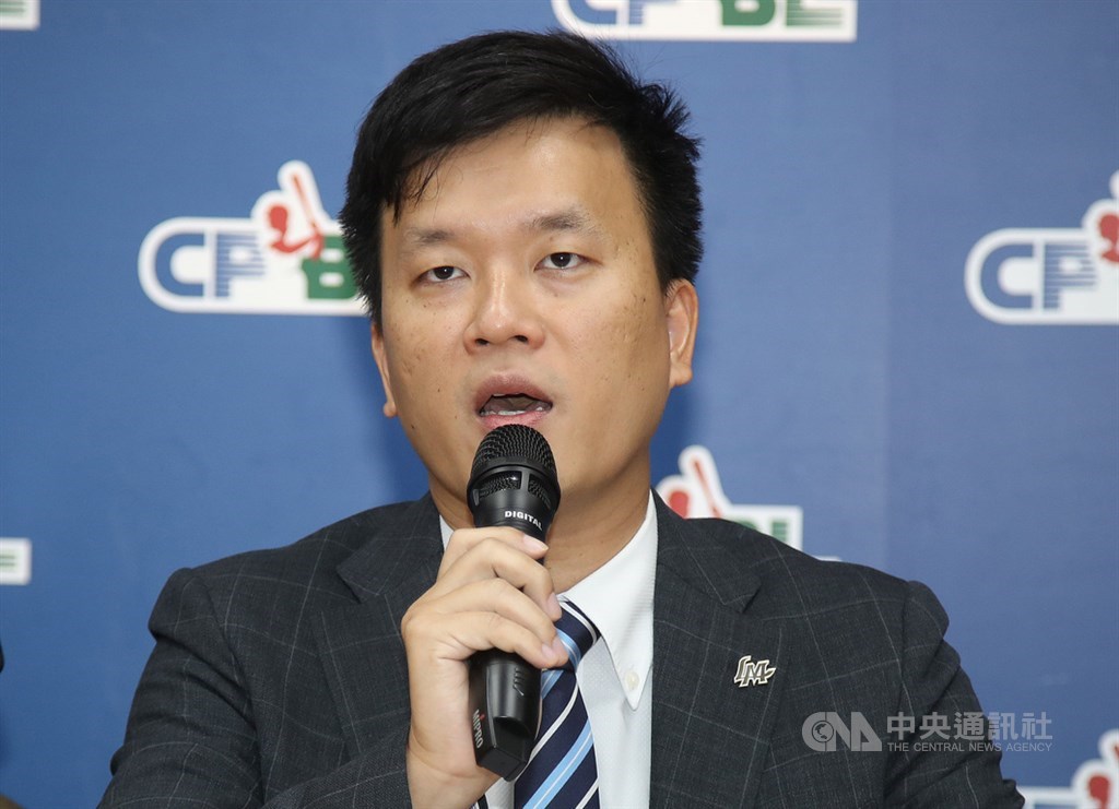Lamigo桃猿隊領隊劉玠廷(圖)19日在台北召開記者會宣布,母公司LA NEW與樂天公司達成協議,將把股權100%轉賣給樂天公司(Rakuten),球團原工作人員也會留用,並留在桃園永續經營。中央社記者張新偉攝 108年9月19日
