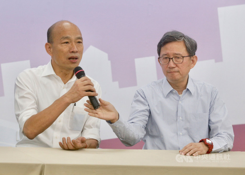 國民黨總統參選人、高雄市長韓國瑜(左)19日中午與醫療與長照小組召集人前台大醫院副院長王明鉅(右)等人,在臉書直播談長照政策。韓國瑜並於直播後接受媒體聯訪。中央社記者董俊志攝 108年9月19日
