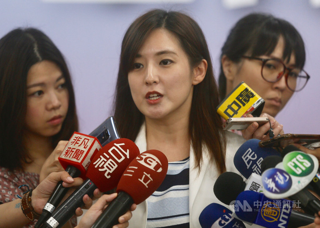 國民黨總統提名人韓國瑜近來民調滑落,還被老虎軍團成員批評「要做行政長官是有問題的」。韓國瑜競辦發言人何庭歡(中)19日受訪表示說,韓國瑜的言行以及他表現出來的都是很「庶民風格」。中央社記者董俊志攝 108年9月19日