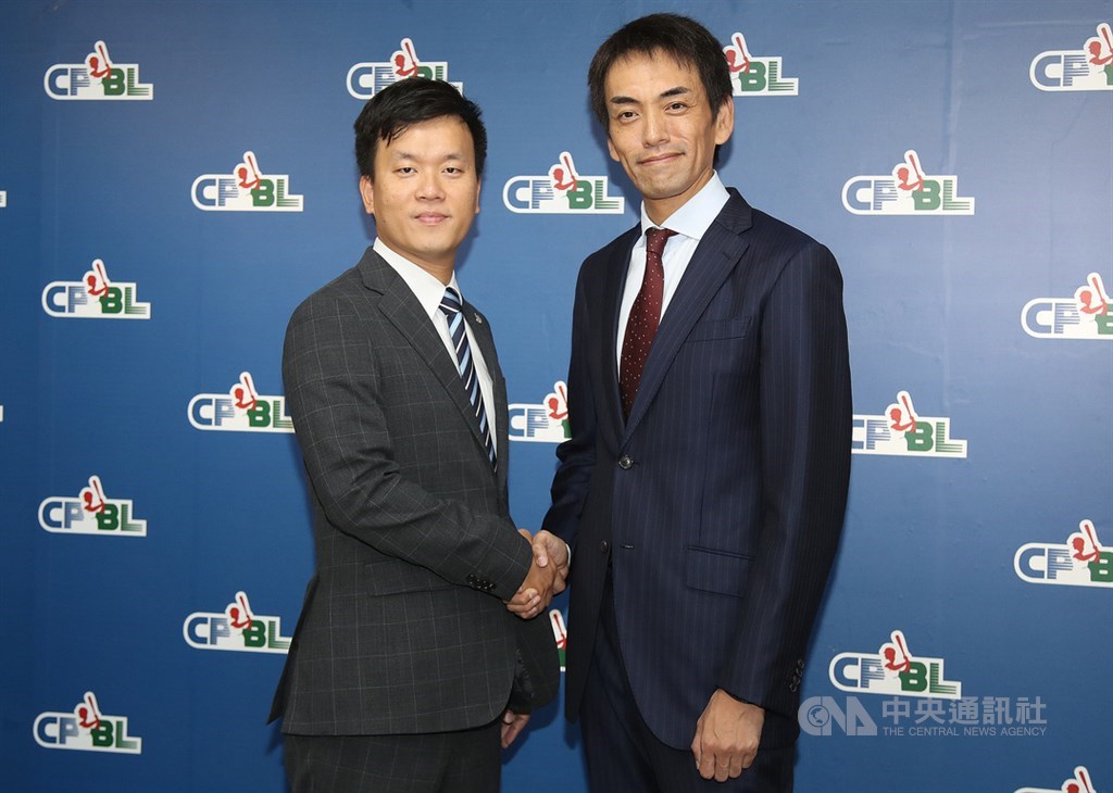 Lamigo桃猿隊與樂天企業19日在中職辦公室舉辦記者會說明,桃猿領隊劉玠廷(左)與樂天亞洲總部營運長渡邊崇(右)會後握手致意。中央社記者張新偉攝 108年9月19日