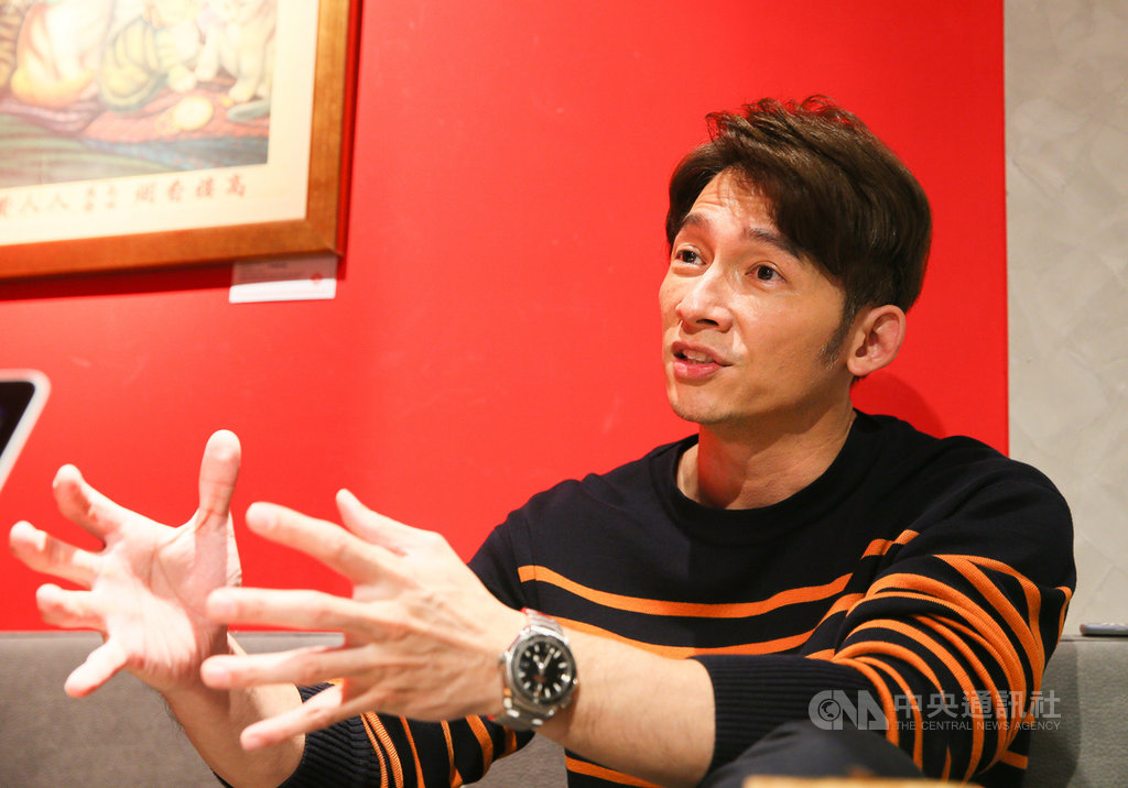 演員溫昇豪以戲劇「我們與惡的距離」入圍今年金鐘獎戲劇類男配角獎,對於「與惡」爆紅,他表示,這些爆紅絕對不是偶然,「我看到一個成熟的觀影人應該有的角度,看到一個成熟社會應該有的東西,就是與惡的距離」。中央社記者謝佳璋攝 108年9月19日
