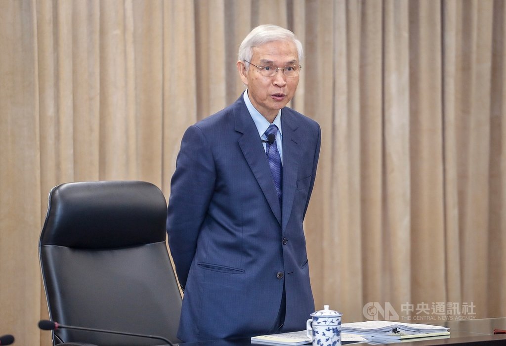 中央銀行19日在台北召開第3季理監事聯席會議,央行總裁楊金龍(圖)會後舉行記者會宣布,利率「連13凍」,重貼現率仍為1.375%,至於2019年經濟成長率預測值,則上修至2.4%。中央社記者裴禛攝 108年9月19日
