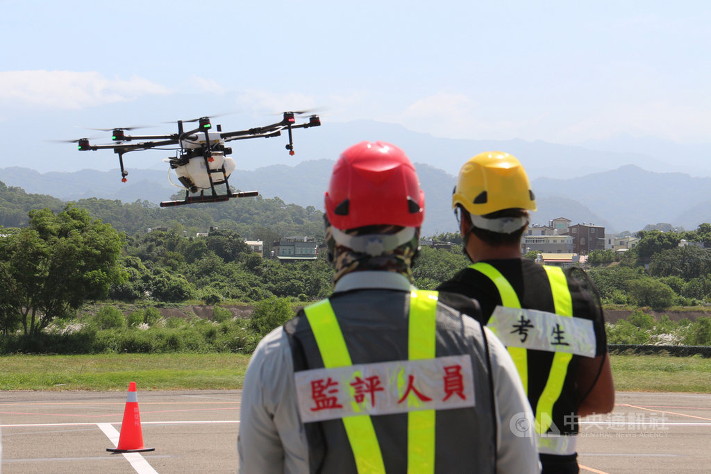 民航局19日在苗栗經國飛行場進行無人機術科測驗,代表寰宏農業科技公司的飛手鍾秉宏,依序完成四面懸停、8字水平圓、矩形飛行及任務規劃執行等操作項目,順利過關,成為全台第一人。中央社記者管瑞平攝 108年9月19日