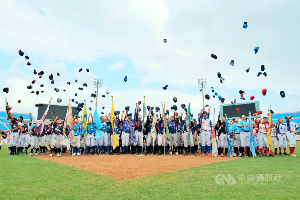 2019桃園市第四屆桃園盃全國三級棒球錦標賽將於21日開打,19日舉行賽前記者會,國內外共92支隊伍參賽,約1700名球員同場較勁。中央社記者吳睿騏桃園攝 108年9月19日