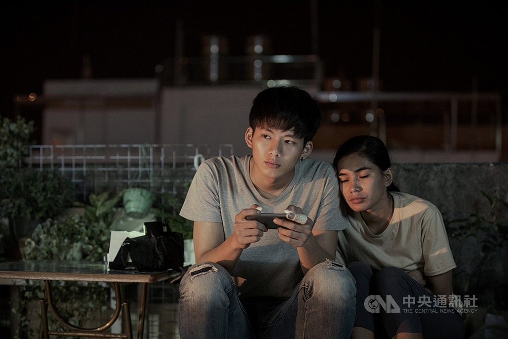 以電影「紅衣小女孩2」中「虎爺」一角竄紅的男星吳念軒(左),在新片「菠蘿蜜」中飾演馬來西亞僑生,吳念軒在開拍前進行一個半月的馬來腔國語特訓,也到馬來西亞當地學習馬來語。(高雄電影節提供)中央社記者洪健倫傳真 108年9月19日