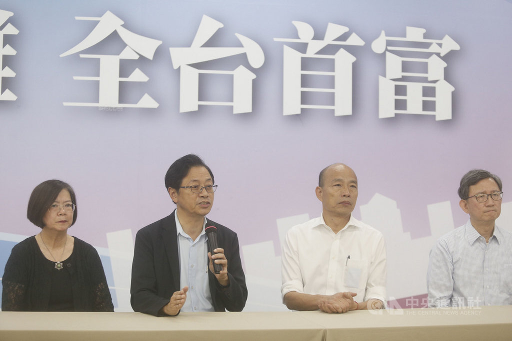 國民黨總統參選人、高雄市長韓國瑜(右2)19日中午與國政顧問團總召張善政(左2)、醫療與長照小組召集人前台大醫院副院長王明鉅(右)、陽明大學衛生福利研究所教授李玉春(左)在臉書直播談長照政策。韓國瑜並於直播後接受媒體聯訪。中央社記者董俊志攝 108年9月19日