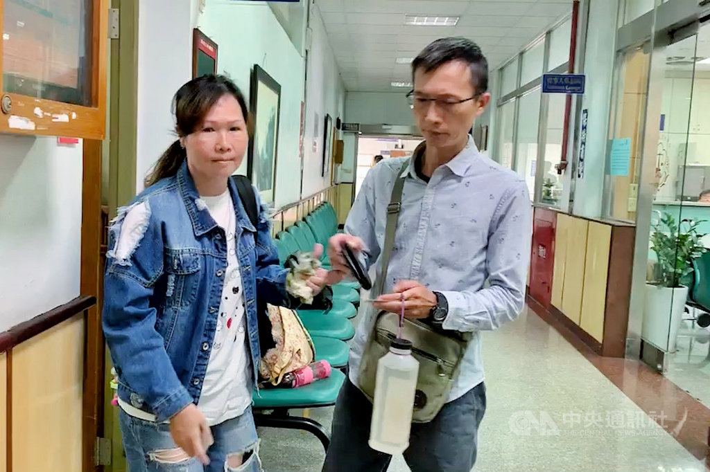 桃園男子詹賢明因不滿在航空公司任職的簡姓妻子要離婚,1月6日大吵後徒手勒死對方,遭檢方依殺人罪嫌起訴,桃園地方法院19日依家暴殺人罪判處有期徒刑15年;家屬在聽到判處15年有期徒刑後,僅搖頭不願受訪。中央社記者吳睿騏桃園攝 108年9月19日