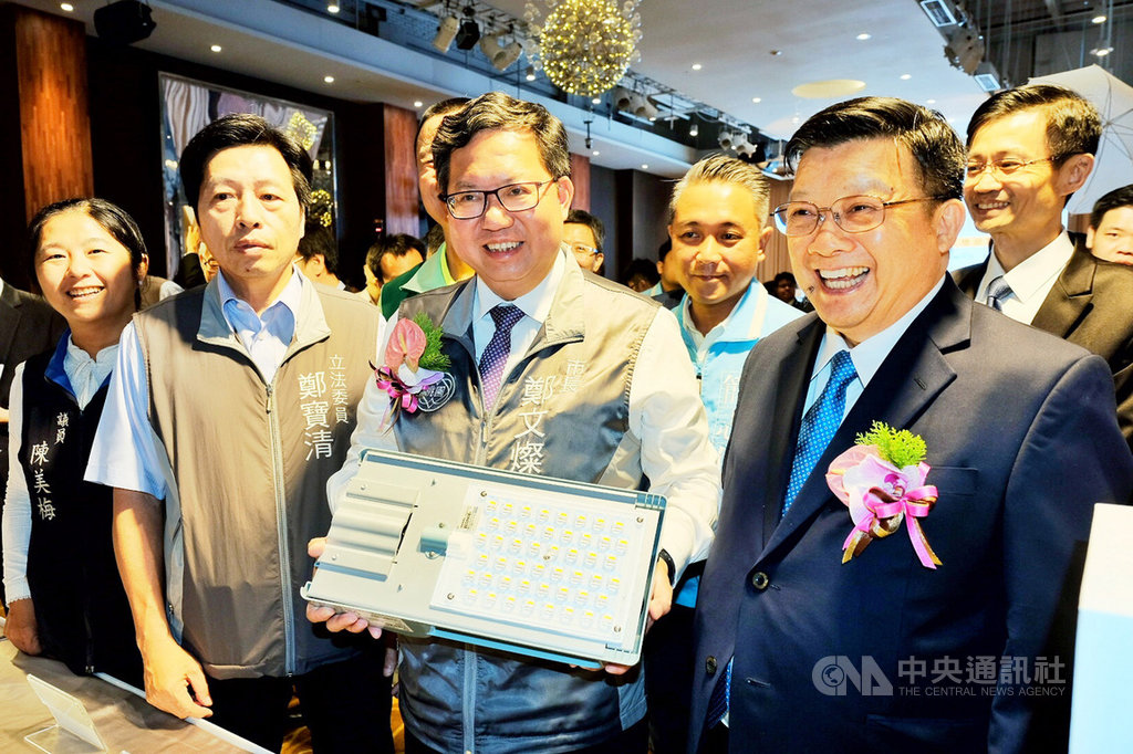 桃園市長鄭文燦(前右2)、億光電子公司董事長葉寅夫(前右1)19日出席「桃園市全面換裝智能路燈啟動典禮」,葉寅夫表示,智慧路燈不僅節電,未來更可與5G共桿,若加入傳感器,對日常生活將可提供很多附加功能,對智慧城市的發展絕對是助力。中央社記者吳睿騏桃園攝 108年9月19日