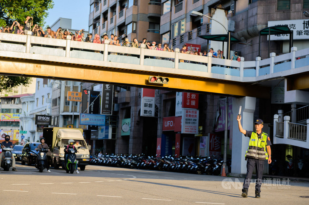 為搶拍懸日美景,台中市公益路與英才路口天橋擠滿人潮,台中市議員江肇國19日提醒注意天橋承載安全性,警方也增派人力前往疏導指揮,呼籲民眾注意自身安全及交通秩序。(警方提供)中央社記者郝雪卿傳真 108年9月19日