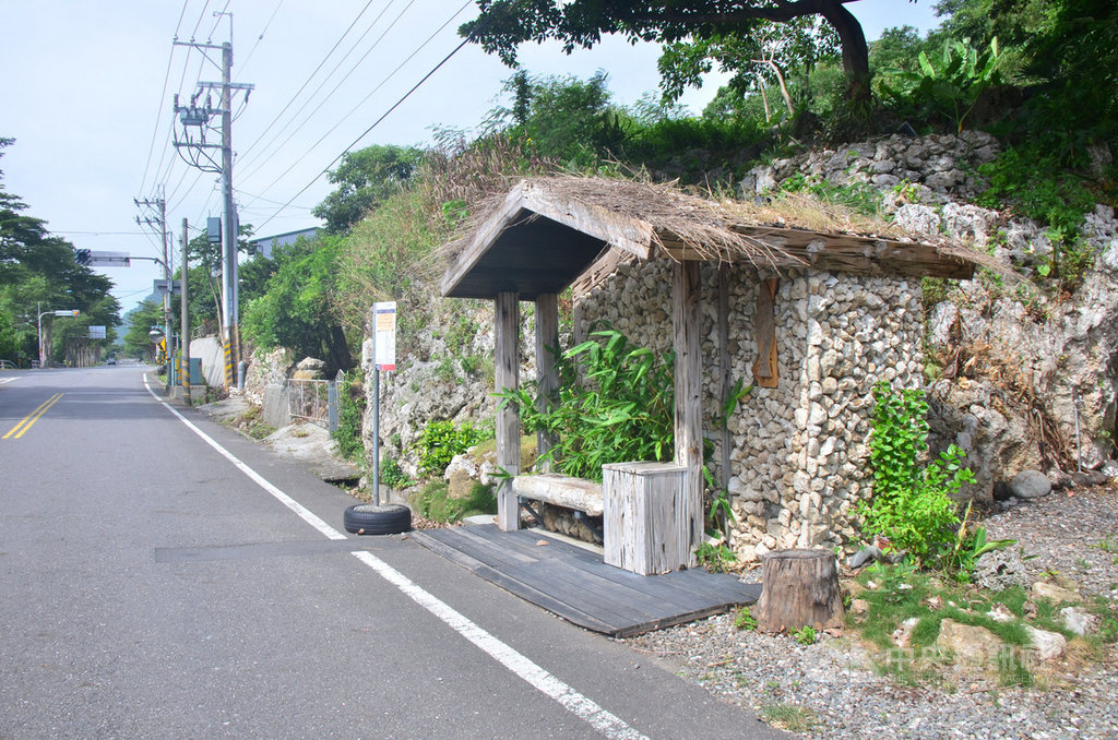 台東縣東河鄉舊省道「知路橋」公車招呼站,被譽為最美的公車亭。管理的游姓民眾因租金問題,已悄悄吹起熄燈號,公車亭屋頂的茅草也被強風吹落,就像一個廢棄的公車亭。中央社記者盧太城台東攝 108年9月19日