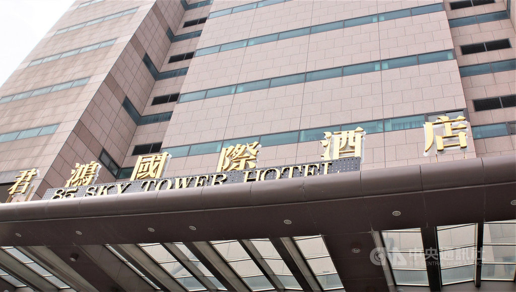 高雄85大樓內君鴻酒店被法拍歇業,因積欠管理水電費遭大樓管委會斷水電,店內3家不點交承租公司遭殃,3家公司員工代表19日前往抗議管委會不通人情,並要求市府公權力介入。中央社記者程啟峰高雄攝 108年9月19日