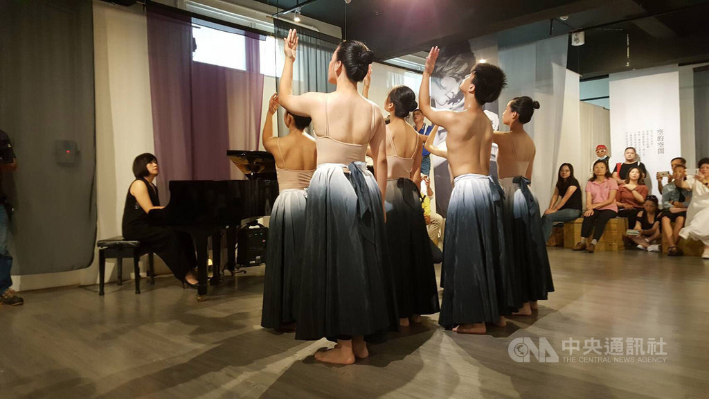 文化部所屬台東生活美學館持續3個月的「一凡廳-凝識特展」將於22日閉幕,演出「心識覺舞展/巴哈的臉」,讓大家看見自己的臉,自己的好,與自己擁抱,與靈魂共舞。(蔡福松提供)中央社記者盧太城台東傳真 108年9月19日