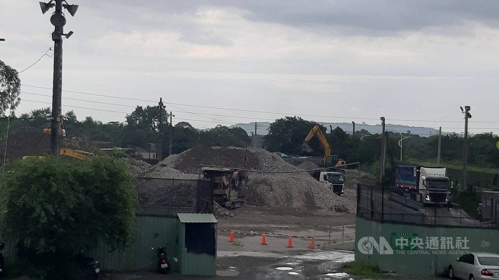 花蓮107年0206地震造成大樓倒塌,另週邊道路崩裂、舊遠百危樓拆除和民眾自行拆除的廢棄物均暫時堆置於花蓮市國福土資場,其中大量營建廢棄物需經分篩清除作業;原計畫10月底全部清運完成,碰上利澤焚化廠歲修,恐將延到年底。中央社記者李先鳳攝 108年9月19日