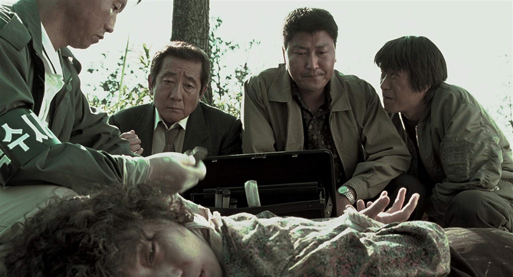 南韓名導奉俊昊的揚名之作「殺人回憶」,就是以「華城連環殺人案」為原型改編拍攝。(圖取自IMDb網站imdb.com)