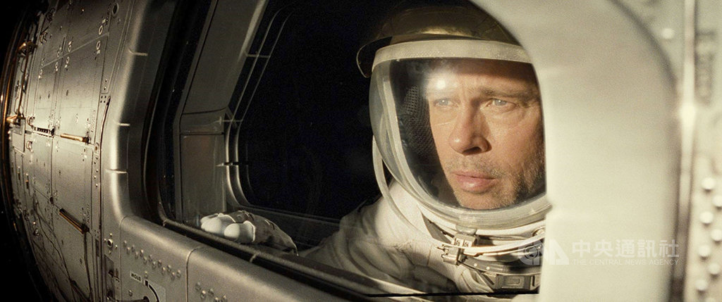 美國影星「小布」布萊德彼特(Brad Pitt)(圖)監製並主演新片「星際救援」,在片中飾演一名太空人,為尋找在外太空任務下落不明的父親,踏上星際之旅;布萊德彼特表示,他將自己在現實生活中對親密關係的不確定感,放進角色之中,用演技渲染出男主角的疏離與脆弱。(双喜電影提供)中央社記者洪健倫傳真 108年9月19日