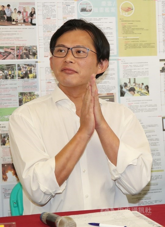 時代力量將草擬總統候選人提名辦法,並將徵召立委黃國昌(圖)列為優先考量選項之一。時力決策委員蕭新晟批評此舉「在玩黑箱」,還預測將釀退黨潮。(中央社檔案照片)