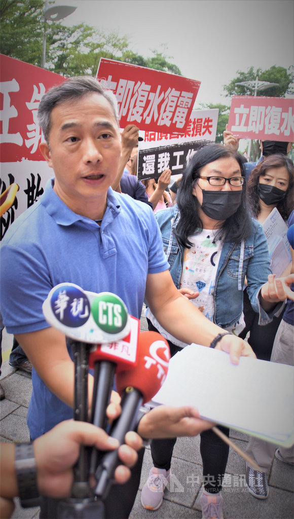 高雄85大樓內君鴻酒店被法拍歇業,因積欠管理水電費遭大樓管委會斷水電,店內3家不點交承租公司遭殃,員工代表19日抗議管委會不通人情,管委會高姓監委(前)出面強調,管委會收不到錢也是受害者。中央社記者程啟峰高雄攝 108年9月19日