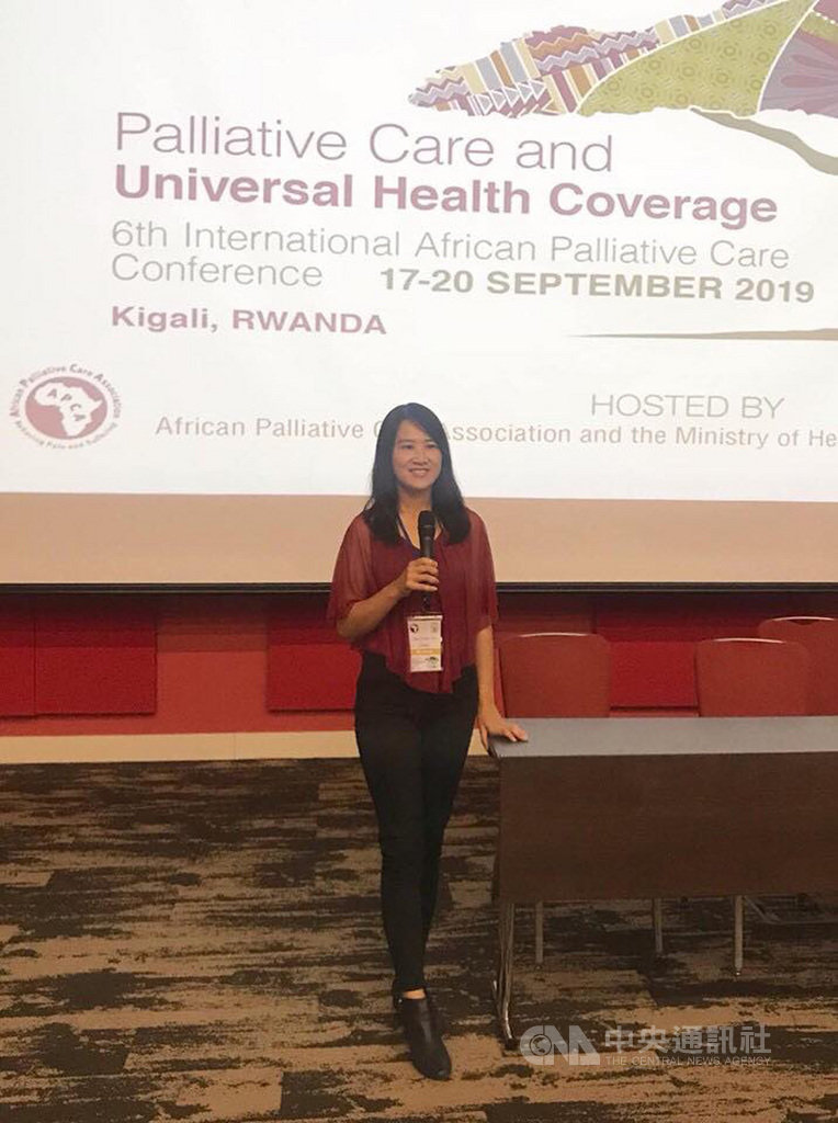 醫師蔡蕙珊不滿非洲緩和照護協會(African Palliative Care Association, APCA)研討會報名網頁將台灣納為中國一省,發信向對方抗議,成功拿到寫著TAIWAN(台灣)的識別證。(蔡蕙珊提供)中央社記者陳偉婷傳真 108年9月19日