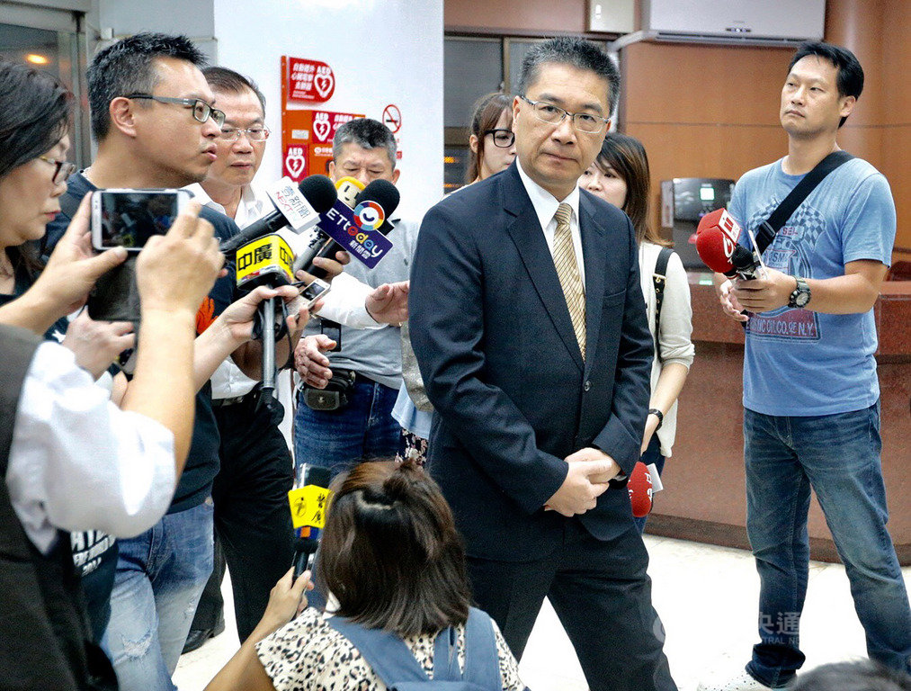 高雄市近日街頭暴力頻傳,除警力進駐,內政部長徐國勇(前右)20日也親自南下高雄坐鎮,受到大批媒體關注。中央社記者董俊志攝 108年9月20日