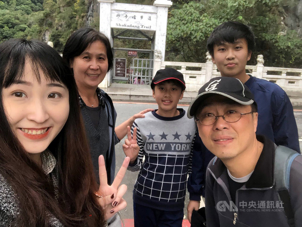 雲林縣鎮東國小校長蔡淑玲(左2)在九二一地震當年與丈夫、出生未滿月女兒受困倒塌大樓內,幸運獲救,如今20年過去,她說,每年女兒生日就會想起驚恐經歷,也相當感謝當年搶救憲兵。(蔡淑玲提供)中央社記者黃國芳傳真 108年9月20日