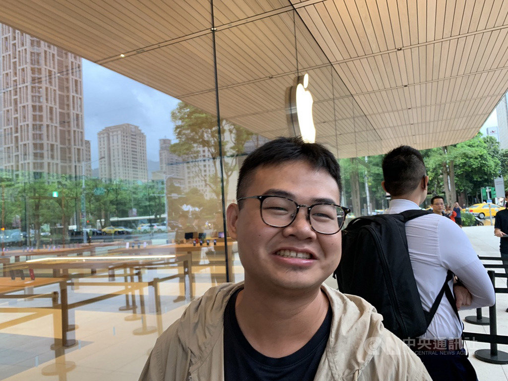 iPhone 11系列新機20日開賣,蘋果在台第2家直營店Apple信義A13首度開賣iPhone新機,30歲許先生搶到頭香。中央社記者吳家豪攝 108年9月20日