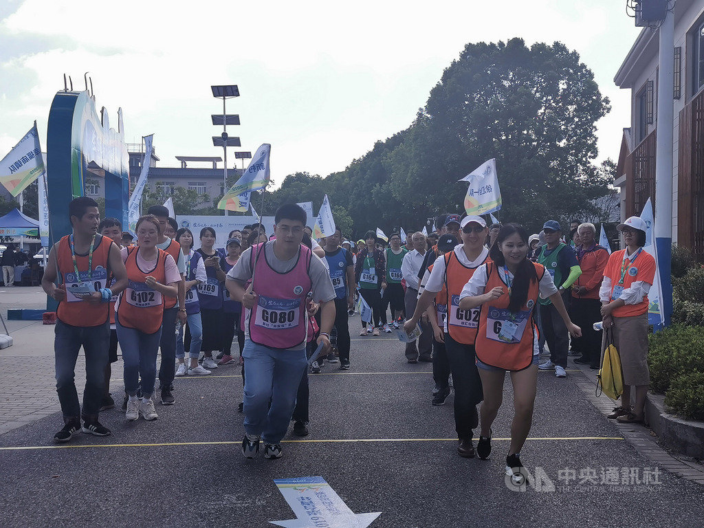 崇台青年交流定向運動賽今年第2年舉行,崇明、台灣近200名青年一起同樂。在「兩岸一家親」的對台政策主軸下,這項賽事已被列為上海市對台交流重點專案。圖為兩地選手在起跑線出發的畫面。中央社記者陳家倫上海攝 108年9月20日