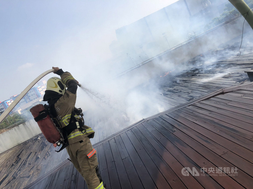 台南市樹谷生活科學館20日下午發生火警,3樓頂樓的原木地板冒出濃煙及明火,消防局獲報後趕往灌救,迅速撲滅火勢。(台南市消防局提供)中央社記者張榮祥台南傳真 108年9月20日