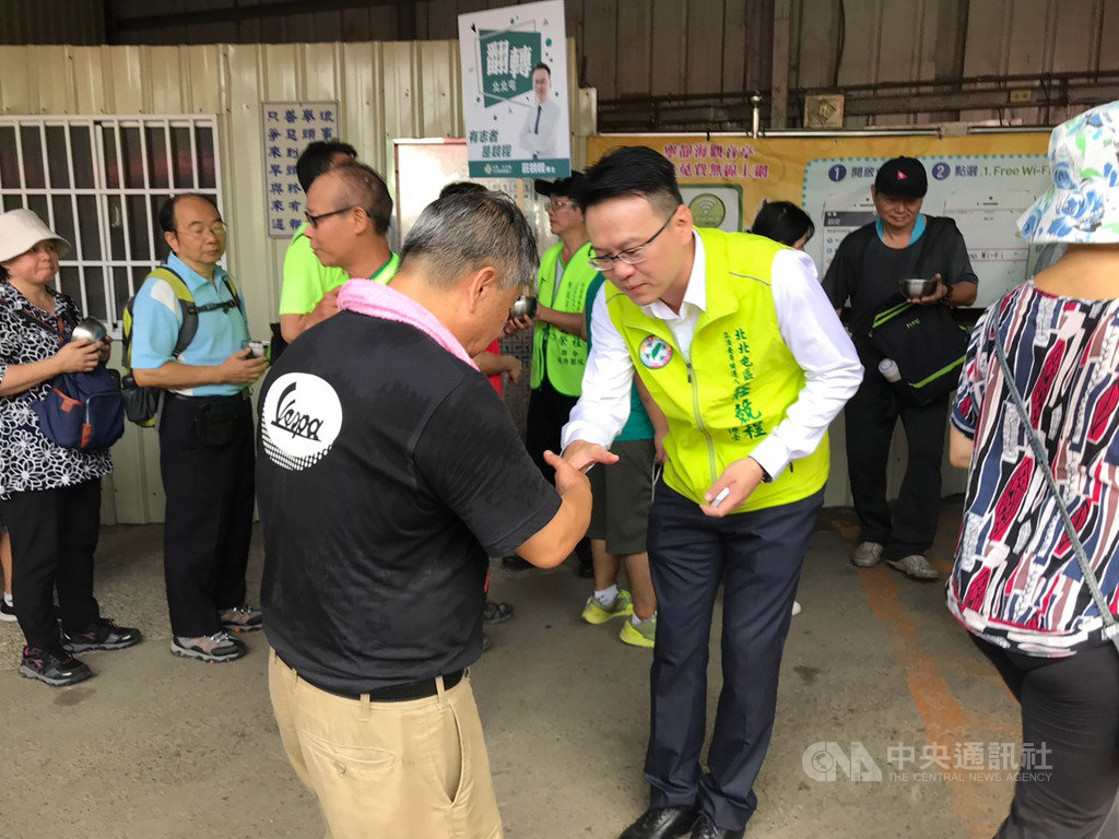 民進黨籍台中第5選區(北、北屯區)立委參選人莊競程(前右2)連日來勤跑基層,爭取選民支持。中央社記者趙麗妍攝 108年9月20日