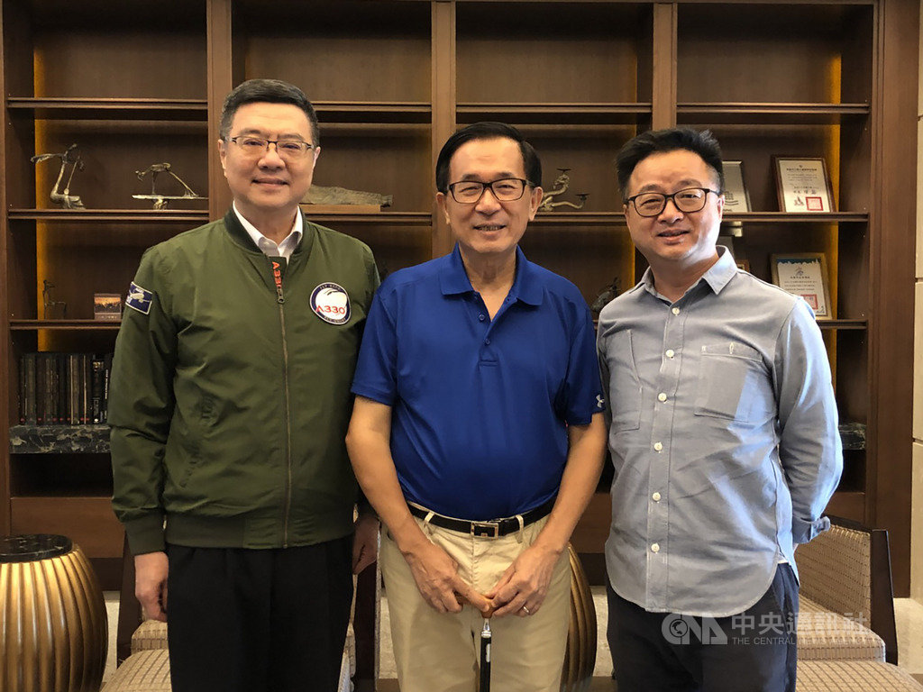 民進黨主席卓榮泰(左)、秘書長羅文嘉(右)20日南下高雄拜訪前總統陳水扁(中),就當前國政等問題交換意見。(陳致中提供)中央社記者程啟峰高雄傳真 108年9月20日