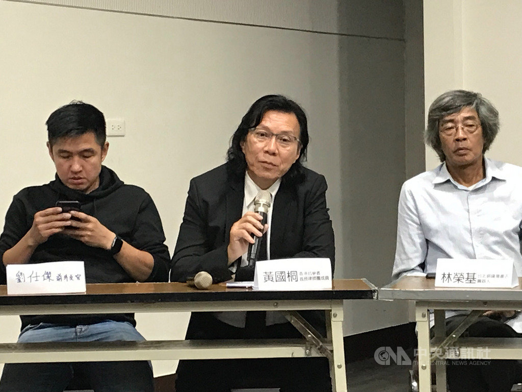 香港資深律師黃國桐(中)表示,「港人不會是台灣的負擔」,希望台灣能在抗爭者撐不下去時,給予支持。中央社記者繆宗翰攝 108年9月20日