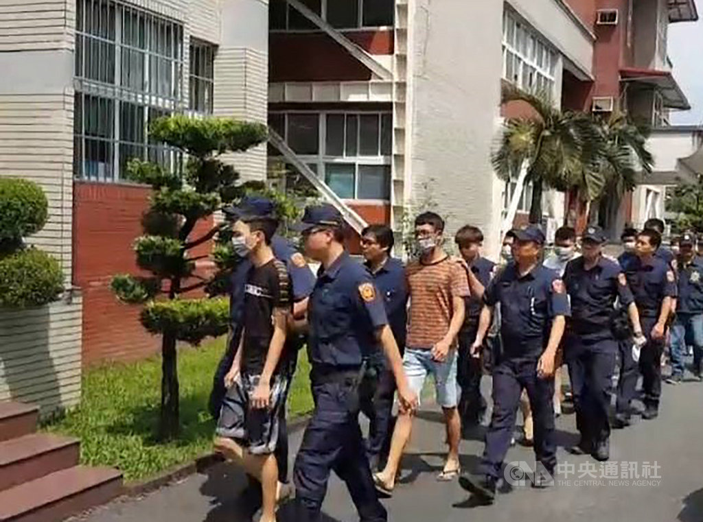 屏東地區8月間發生直播主率人鬧事及挾持人毆傷刑案,經專案小組追查,屏東地檢署17日指揮收網偵辦,共逮捕17名相關嫌犯到案。(潮州警分局提供)中央社記者郭芷瑄傳真 108年9月20日