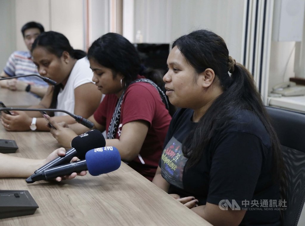 南台科技大學目前有15名吉里巴斯籍學生,數名女學生20日下午在學校的安排下出面受訪,其中一名學生德莉琴(右)面對吉里巴斯和中華民國斷交,直言很難過。(南台科大提供)中央社記者張榮祥台南傳真 108年9月20日