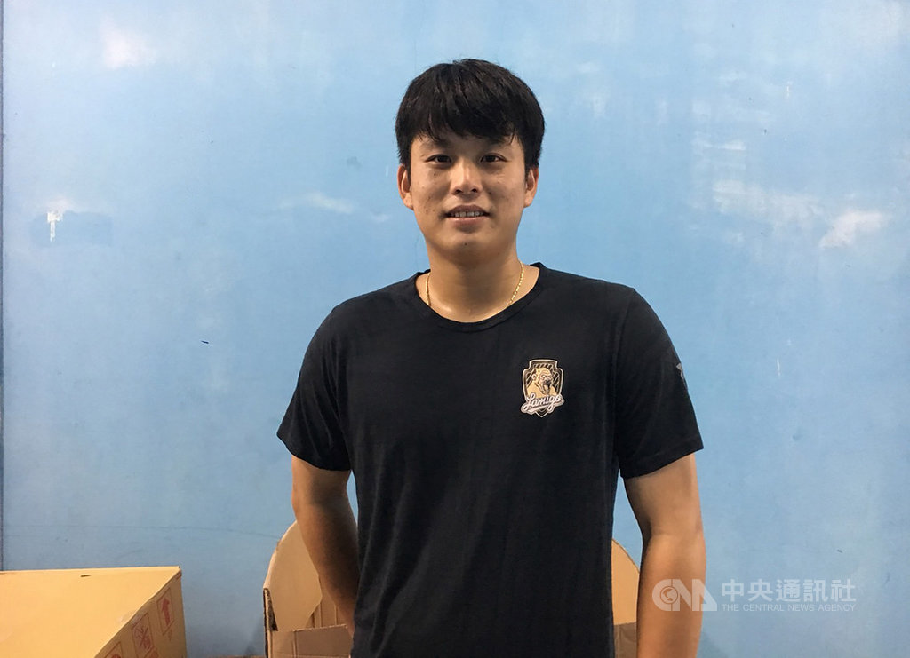 中職Lamigo桃猿隊新秀投手蘇俊璋19日中繼2局無失分,拿下生涯首勝。他20日受訪表示,比賽當下嘗試往好球帶進攻,投球也比較有自己的想法。中央社記者楊啟芳攝 108年9月20日