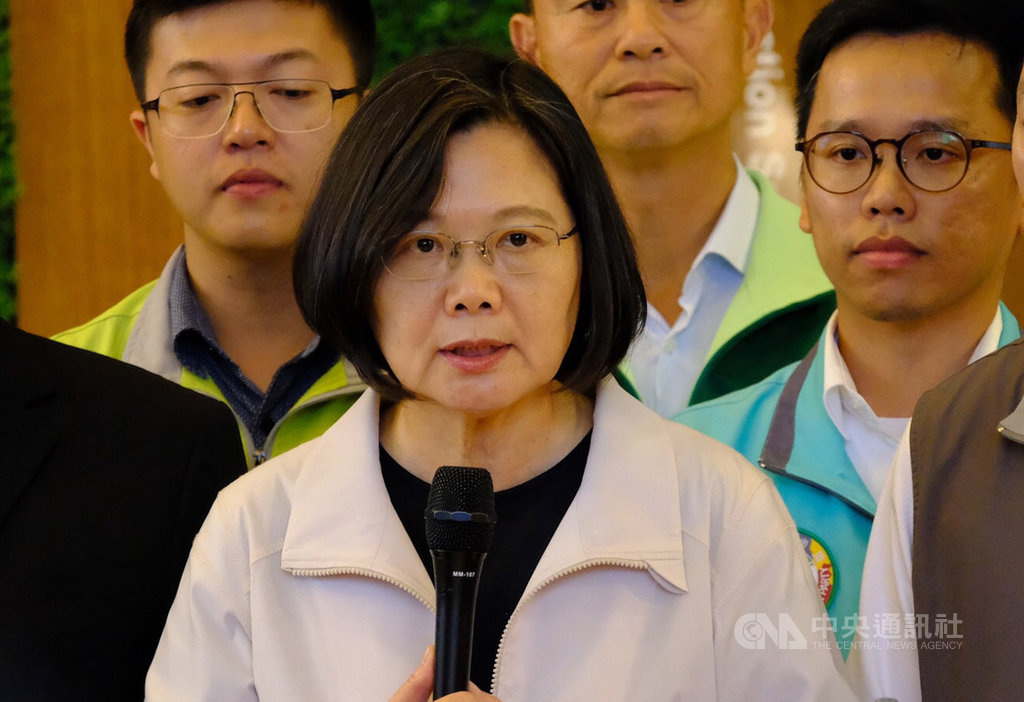 外交部20日宣布與吉里巴斯終止外交關係,總統蔡英文(中)下午在桃園表示,她要代表中華民國台灣堅定的告訴中國,對於一國兩制,我們的答案只有3個字,就是「不可能」,這些惡霸式的壓迫,不會讓台灣人放棄堅持。中央社記者邱俊欽桃園攝 108年9月20日