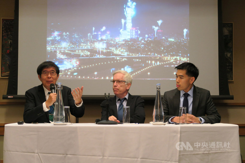 健保署長李伯璋(左)19日參加紐約哥倫比亞大學座談會,與哥大公共衛生學院健康政策與管理系主任史貝爾(中)和助理教授陳仁輝(右)討論台灣全民健保。中央社記者尹俊傑紐約攝 108年9月20日