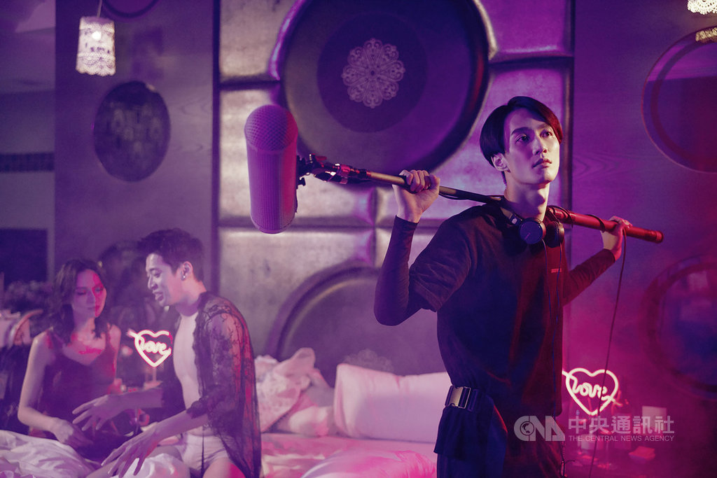 創作歌手李英宏(右)為電影「江湖無難事」創作主題曲,李英宏認為劇情讓他聯想到熱血基層工作者,寫出主題曲「無經驗可」,為這些藍領小人物道出心聲。(華映娛樂提供)中央社記者洪健倫傳真 108年9月20日