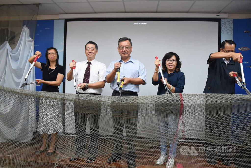 澎湖縣政府20日在水產種苗繁殖場舉辦「漁礁救援,一網打盡」成果展,縣長賴峰偉(中)出席為展出揭幕,邀請民眾前來了解海底覆網清除成果、澎湖海域珊瑚礁健康情形等。(澎湖縣政府提供)中央社 108年9月20日