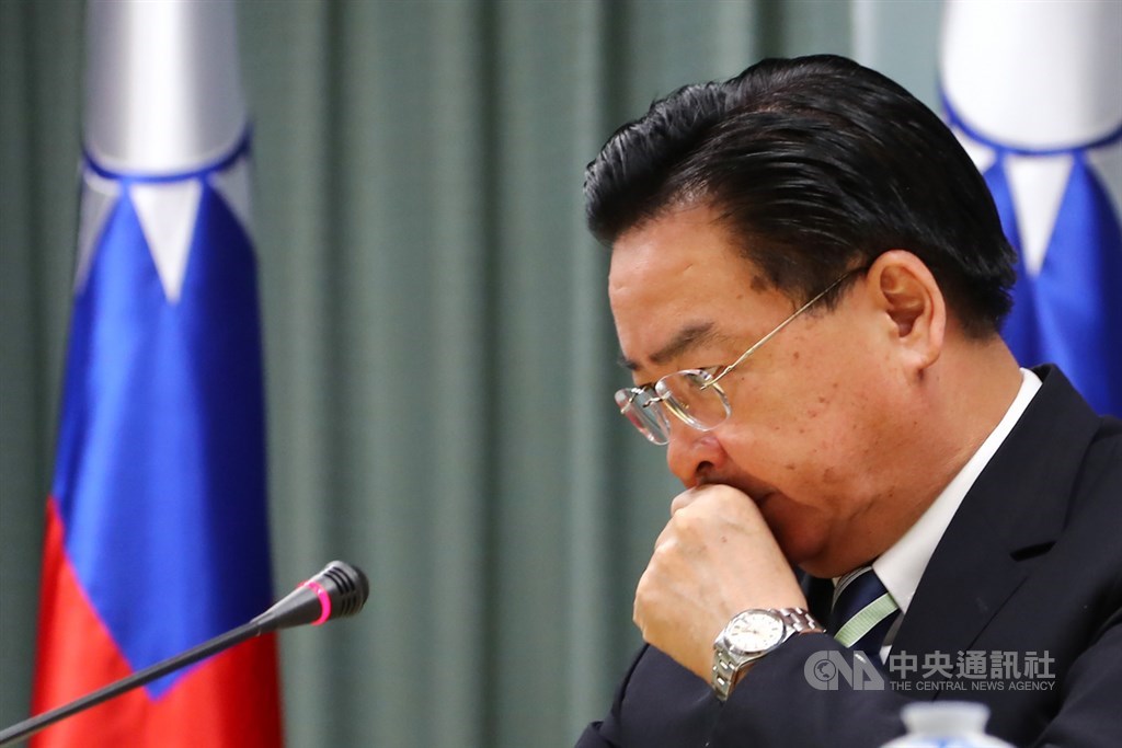 外交部長吳釗燮20日宣布與吉里巴斯終止外交關係,台灣一週內確定連失2個邦交國。對於是否負起政治責任,吳釗燮表示,不會迴避,但去留交由長官決定。中央社記者王騰毅攝 108年9月20日