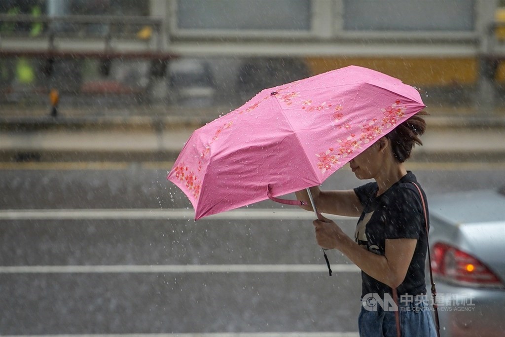 中央氣象局指出,20日受到颱風外圍雲系影響,迎風面的北部及東北部地區天氣不穩定,整天有間歇性降雨出現。(中央社檔案照片)