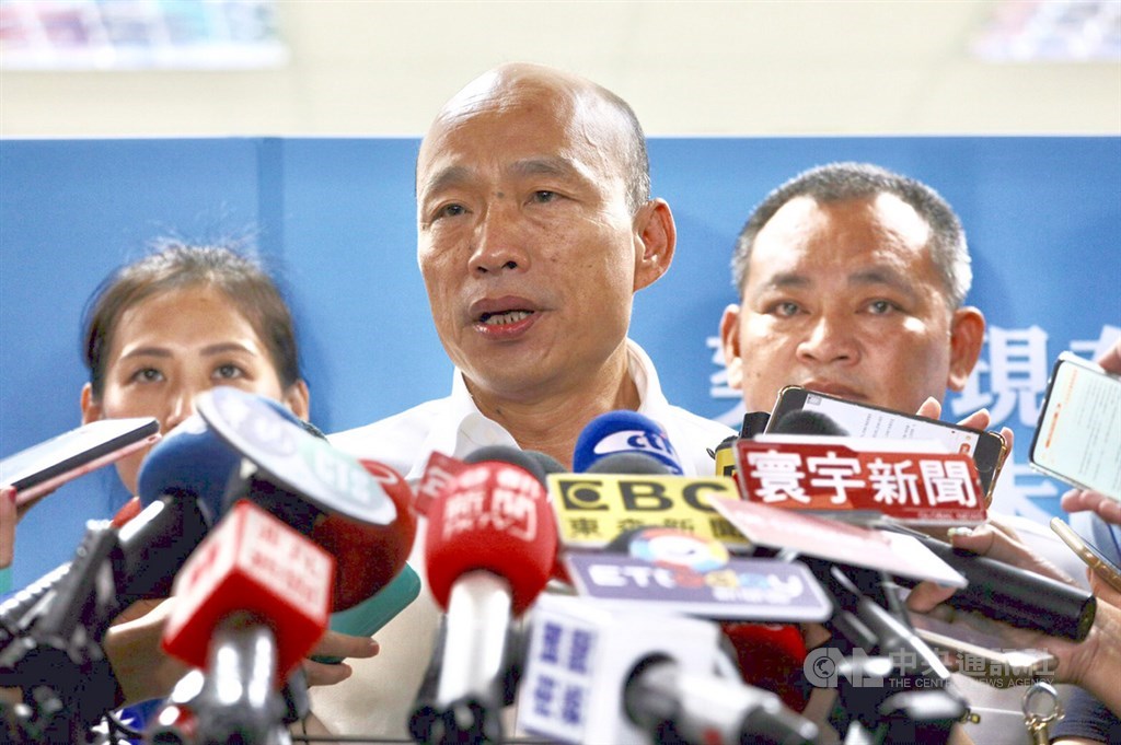 國民黨總統參選人韓國瑜(前)預計訪美,競選辦公室發言人何庭歡20日說,訪美時間和行程尚未確定,但有三目標。(中央社檔案照片)