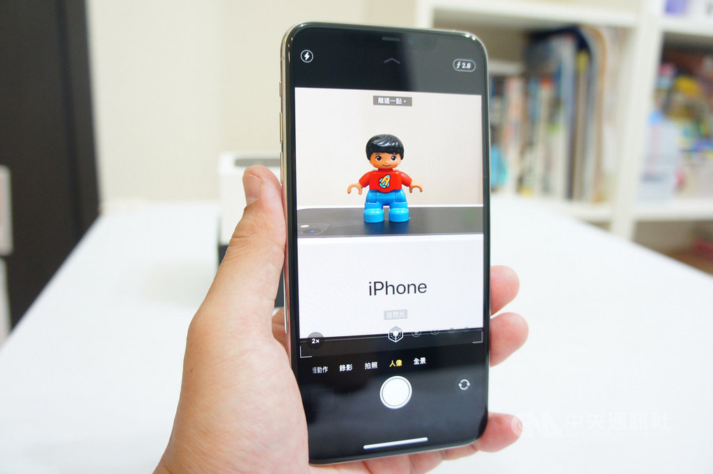 iPhone 11系列新機20日開賣,3C達人Tim哥表示,配備3鏡頭的iPhone 11 Pro系列可在人像模式中切換2倍光學變焦,取景上更方便。中央社記者吳家豪攝 108年9月20日