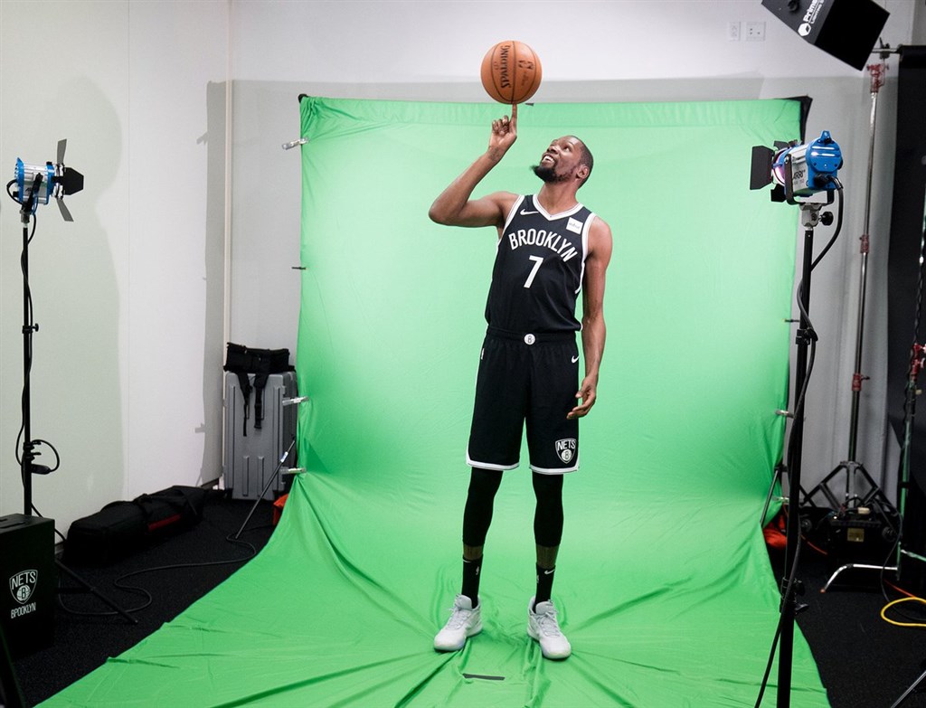 備戰新球季,NBA布魯克林籃網19日公布受傷球星杜蘭特身穿新球衣的照片。(圖取自twitter.com/brooklynnets)