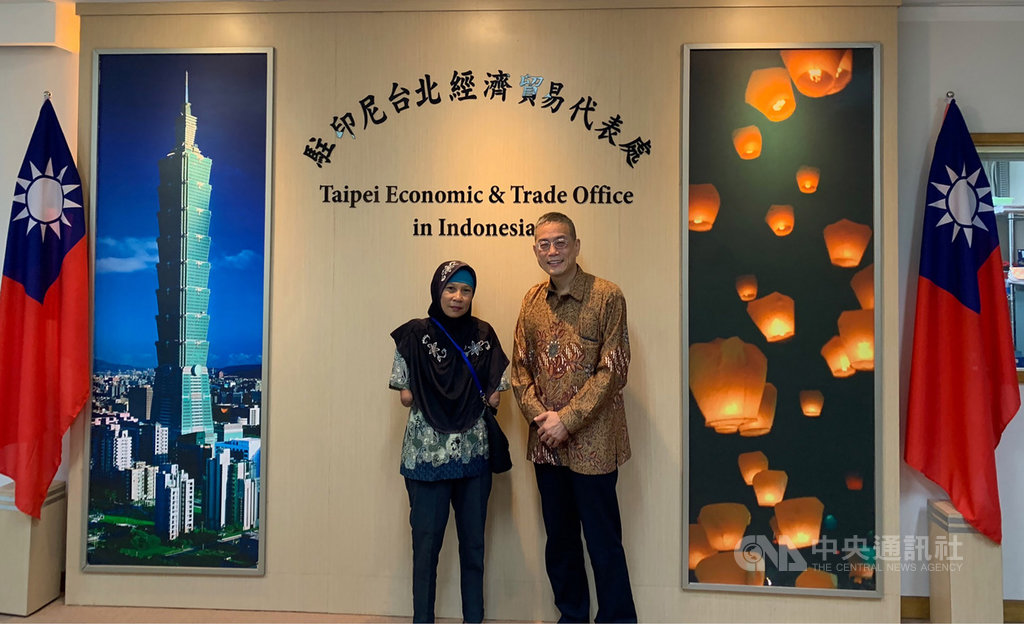 中華民國駐印尼代表處副代表蕭振寰(右)今天接見熱愛生命鬥士印尼得主盧希達(左),恭喜她獲得這項殊榮。(中華民國駐印尼代表處提供)中央社記者石秀娟雅加達傳真 108年9月20日