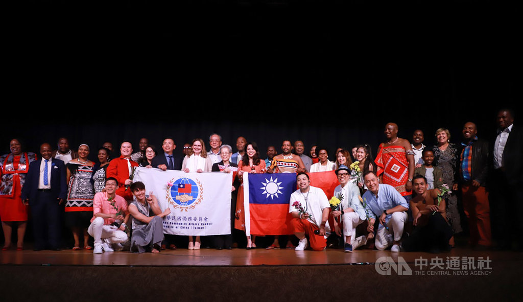 為與海外僑界共同慶祝108年國慶,由總統府國策顧問張富美所率領的國慶文化訪問團上週抵達史瓦帝尼,並於15日登台演出。精采表演佳評如潮,贏得來賓如雷掌聲。圖為駐史國大使梁洪昇(前排站立者左7)、張富美(前排站立者左9)、貴賓及團員合影留念。(駐史瓦帝尼大使館提供)中央社記者徐梅玉約翰尼斯堡傳真 108年9月20日