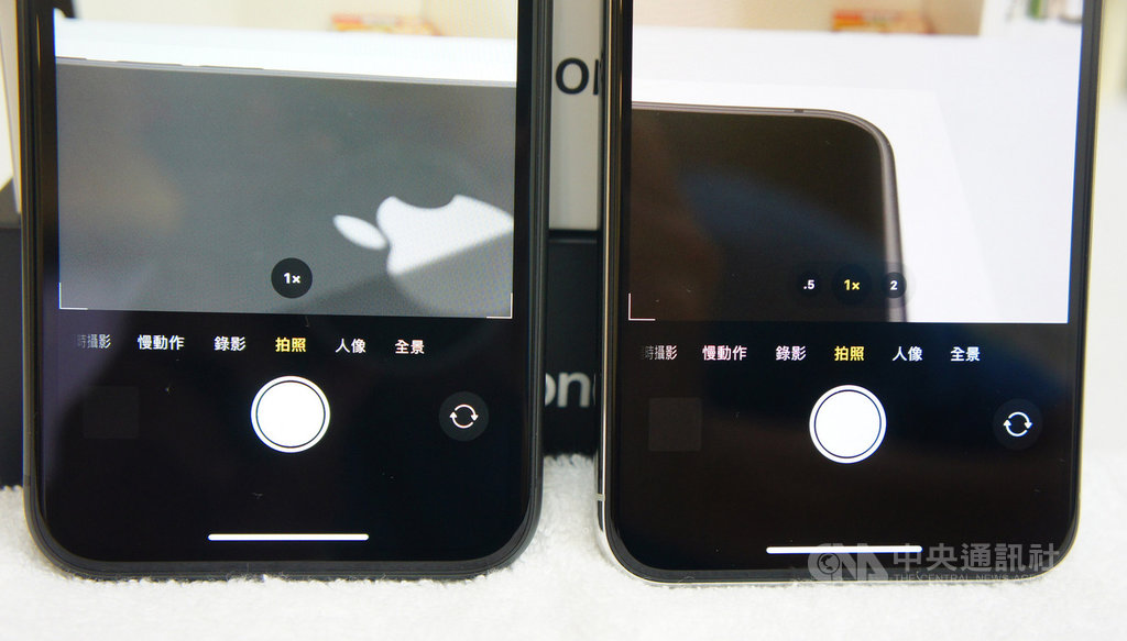 iPhone 11系列新機20日開賣,配備雙鏡頭的iPhone 11(左)可切換兩種焦段,搭載3鏡頭的iPhone 11 Pro Max(右)則有3種焦段可選擇。中央社記者吳家豪攝 108年9月20日