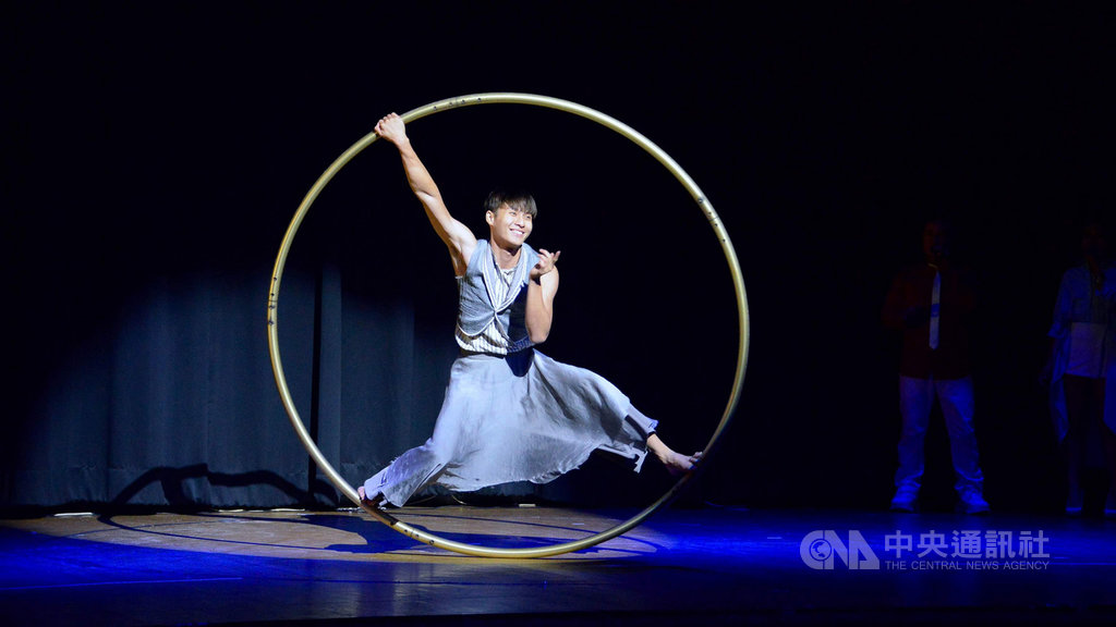 為與海外僑界共同慶祝108年國慶,由總統府國策顧問張富美所率領的國慶文化訪問團上週抵達史瓦帝尼,並於15日登台演出。精采表演佳評如潮,贏得來賓如雷掌聲。圖為演出片段。(駐史瓦帝尼大使館提供)中央社記者徐梅玉約翰尼斯堡傳真 108年9月20日