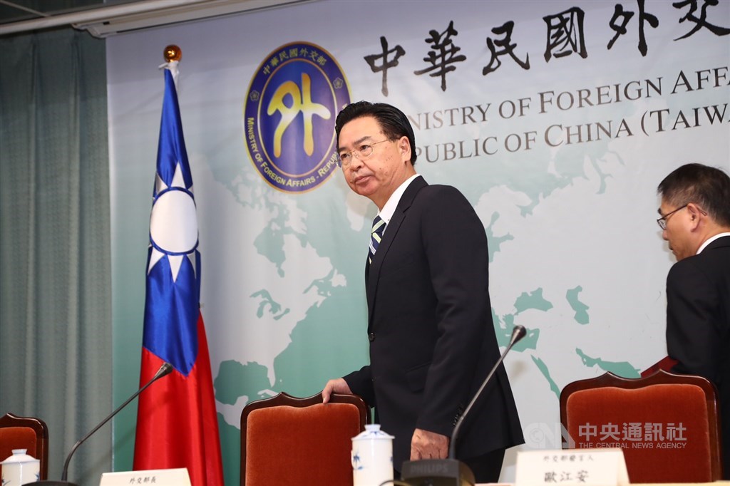 外交部長吳釗燮(左)20日舉行記者會宣布與吉里巴斯終止外交關係。 中央社記者王騰毅攝 108年9月20日