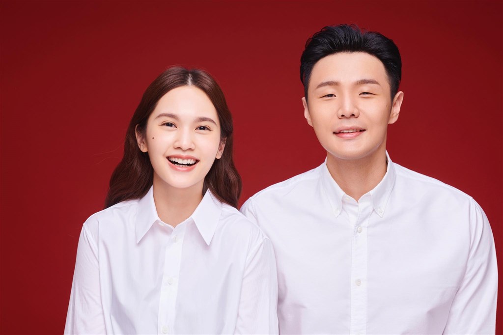 歌手楊丞琳19日出席代言記者會,親口證實已與歌手李榮浩在中國領證結婚。(圖取自facebook.com/0604rainie)