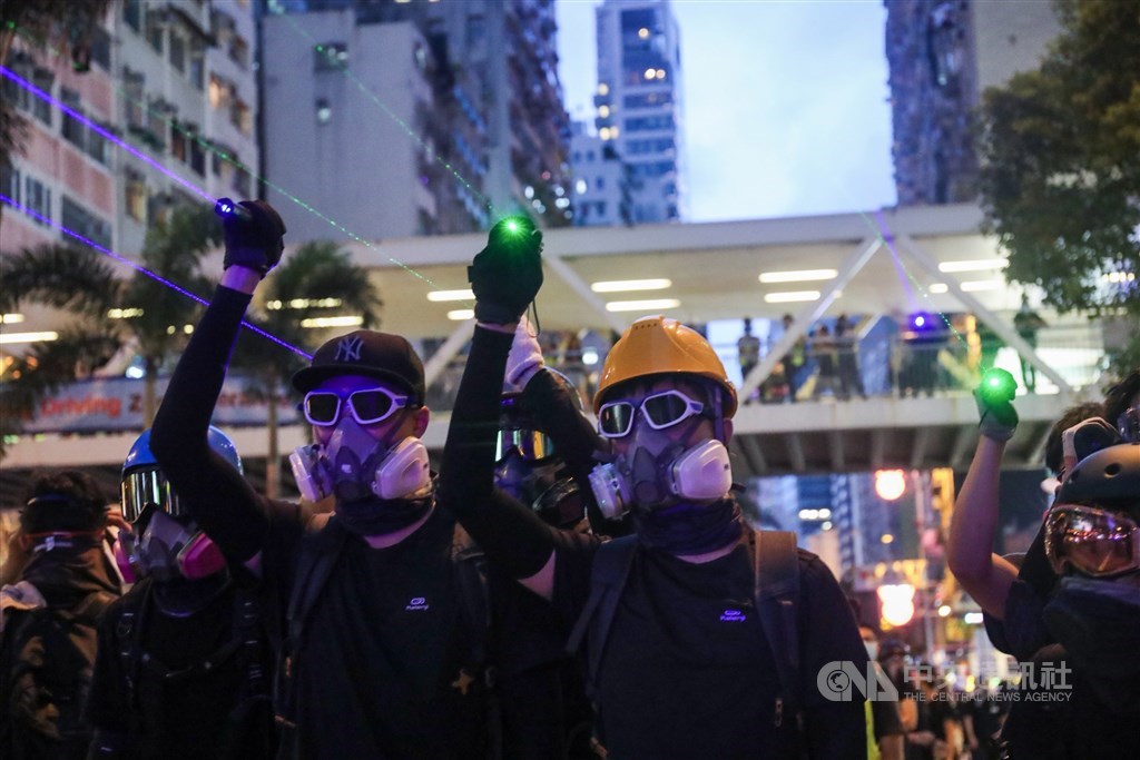 國際特赦組織說,港警的其中一種報復行為是拿綠光雷射筆照被拘留者眼睛,採取了許多抗議群眾對抗警察的手段。(中央社檔案照片)