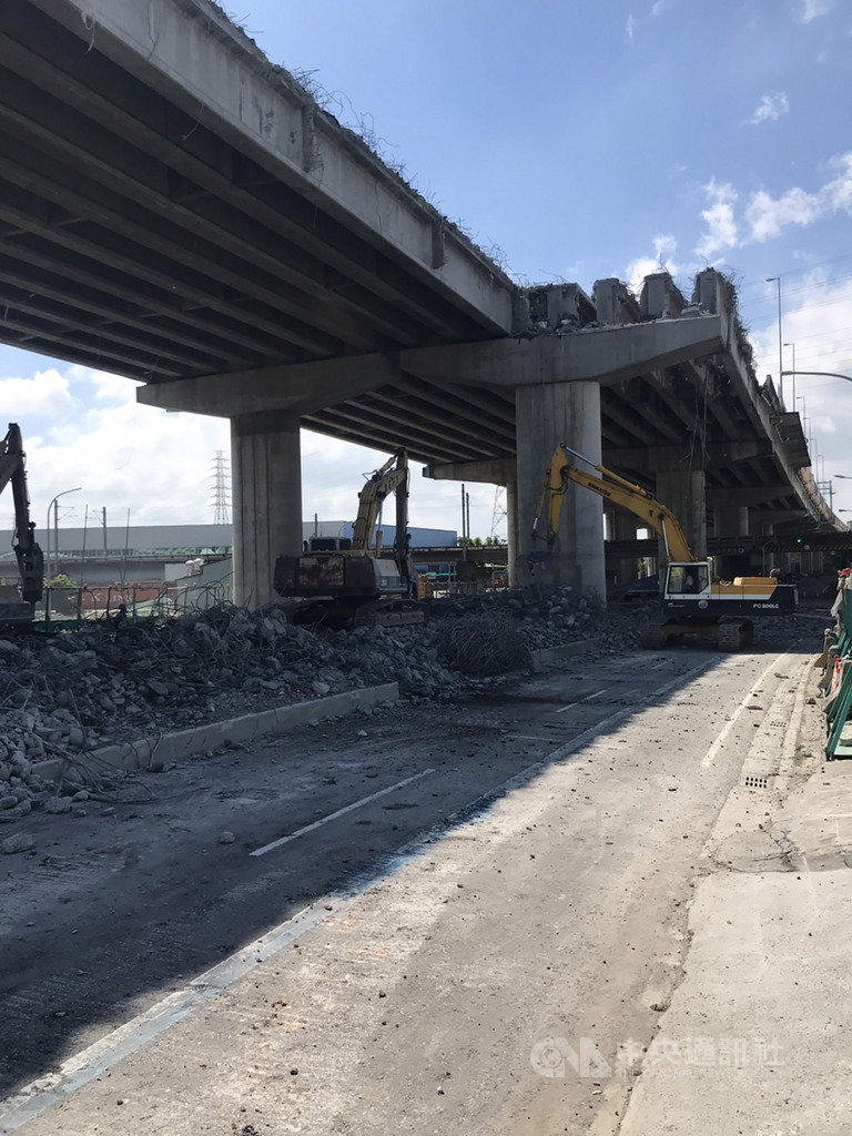 網傳國道4號豐原高架橋因施工不當,導致橋梁斷裂掉落。高公局第二新建工程處20日澄清指出,這是烏龍訊息,國道4號豐原高架橋梁現正進行拆除作業。(高公局第二新工處提供)中央社記者趙麗妍傳真 108年9月20日